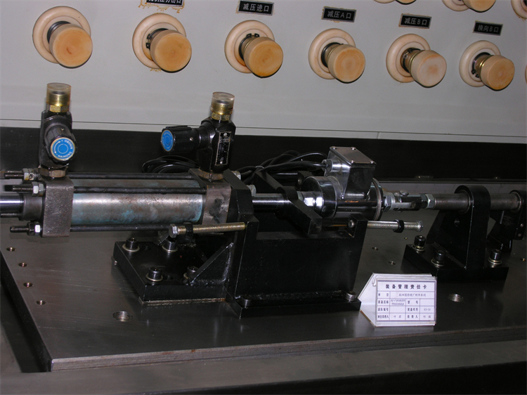 飛機(jī)液壓件試驗(yàn)臺(tái) (3).JPG